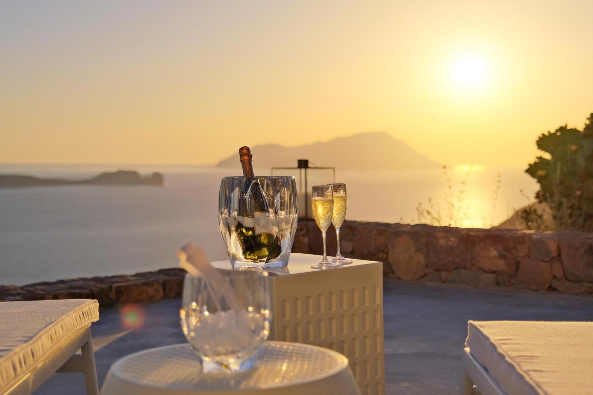 Odyssey Rock Milos Sunset Suites Plaka  Pokój zdjęcie